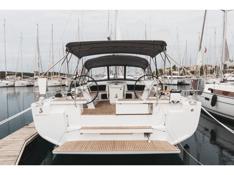 Wynajmij Żaglowiec z lub bez skippera Bénéteau w Sibenik