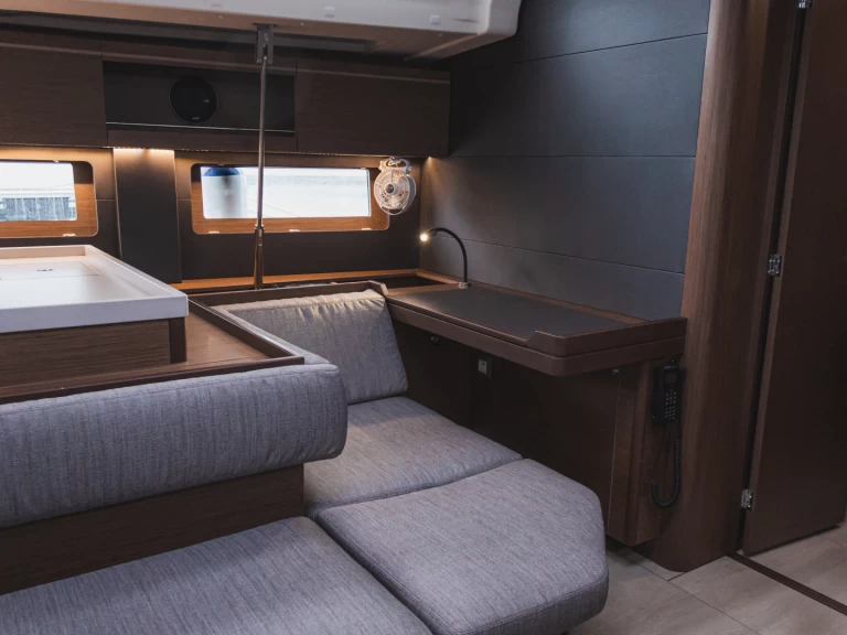 Wynajem Żaglowiec Bénéteau z patentem 