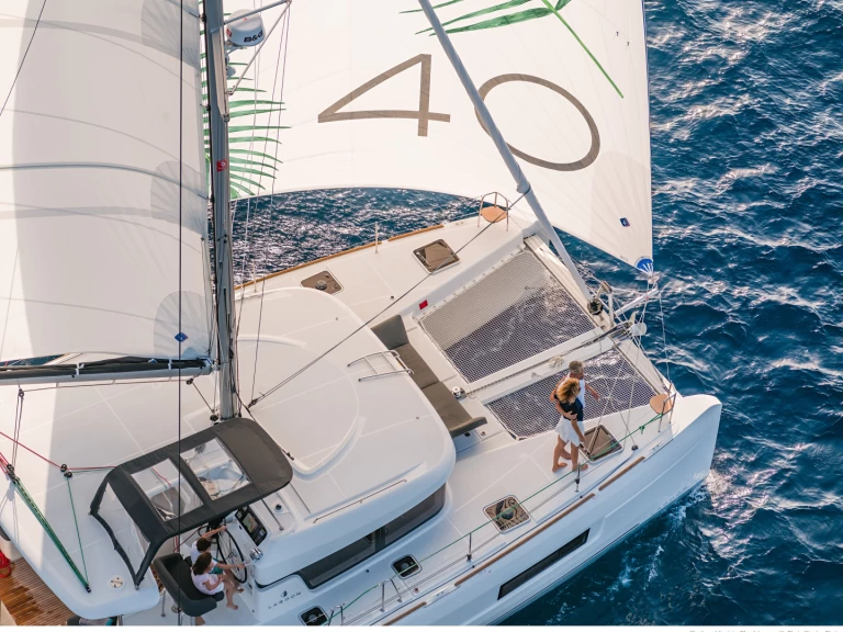 Wynajem Katamaran Lagoon z patentem 