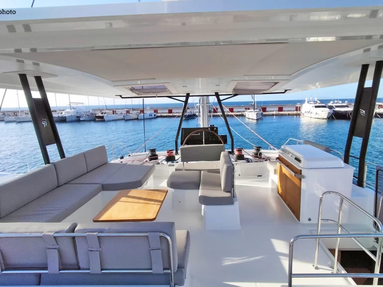 Fountaine Pajot Samana 59 między profesjonalistami a osobami prywatnymi w Castellammare di Stabia