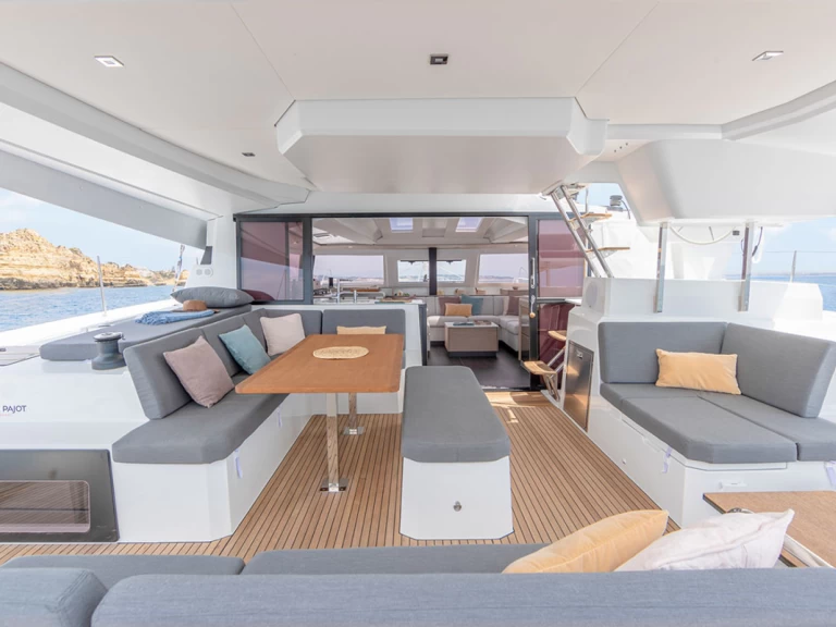 Wynajem Katamaran Fountaine Pajot z patentem 