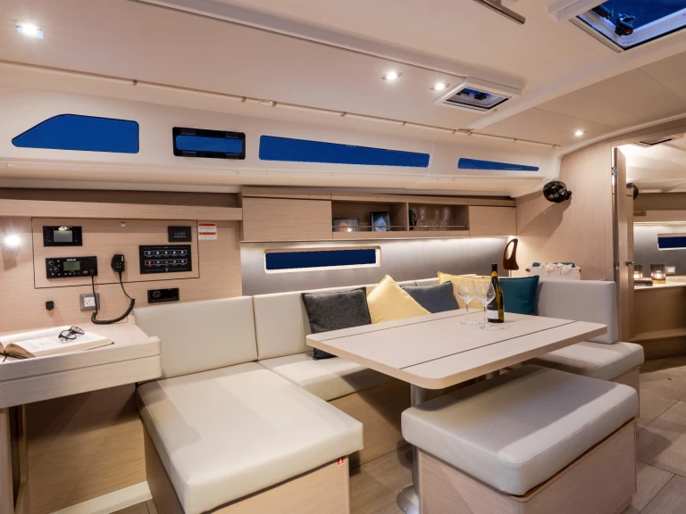 Wynajem Żaglowiec Bénéteau z patentem 