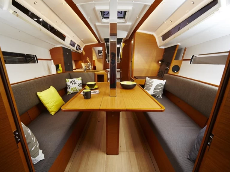 Wynajem Żaglowiec w Marina (City) - Jeanneau Sun Odyssey 349