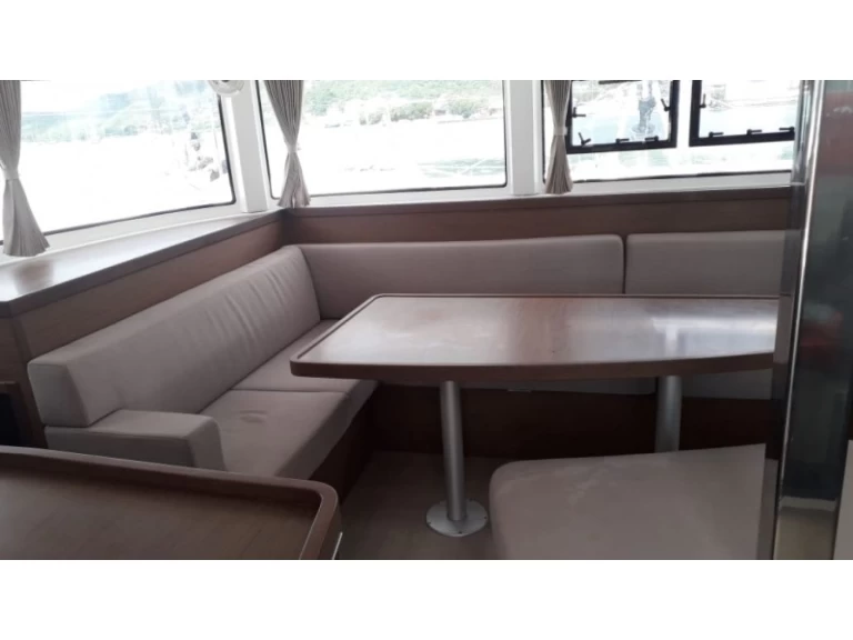 Lagoon Lagoon 42 między profesjonalistami a osobami prywatnymi w Eden Island