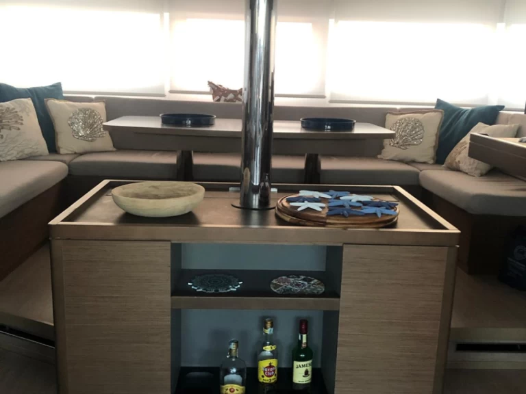 Lagoon Lagoon 50 między profesjonalistami a osobami prywatnymi w Capo d'Orlando