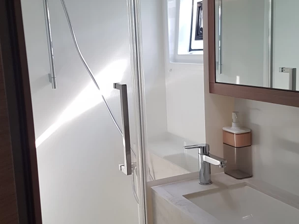 Wynajem Katamaran Lagoon z patentem 