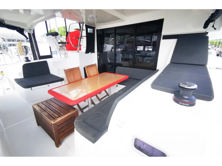 Wynajem Katamaran Lagoon z patentem 