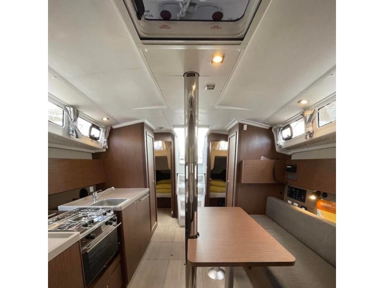 Bénéteau Oceanis 38.1 między profesjonalistami a osobami prywatnymi w Sibenik