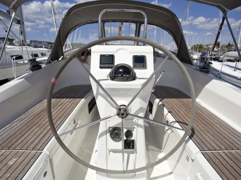 Bavaria Bavaria 36 Cruiser między profesjonalistami a osobami prywatnymi w Sibenik