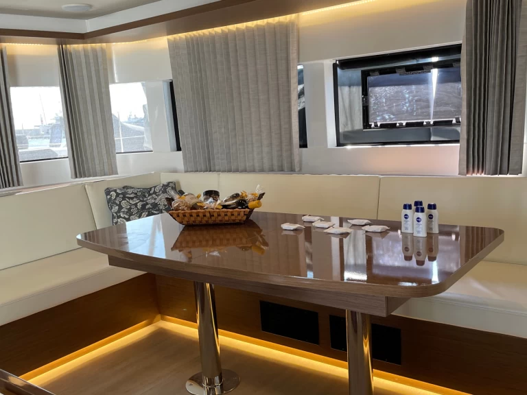 Lagoon Lagoon 50 między profesjonalistami a osobami prywatnymi w Alimos