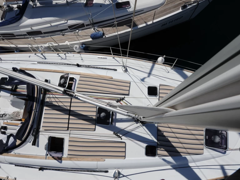 Wynajem Żaglowiec Jeanneau z patentem 