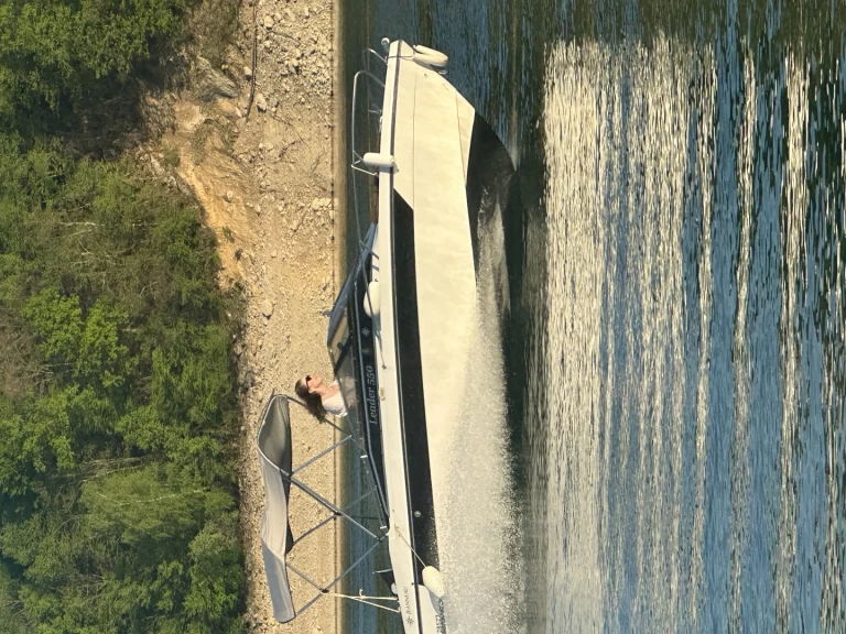 Motorówka do wynajmu w La Tour-du-Meix w najlepszej cenie