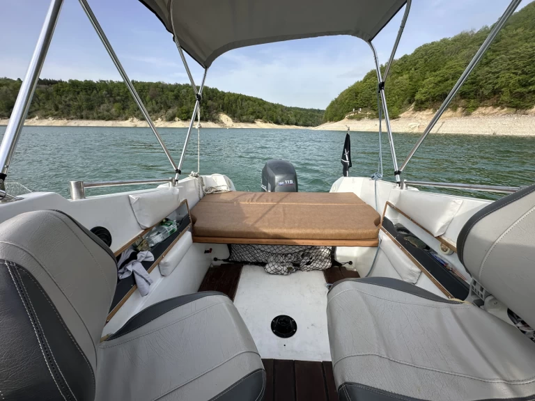 Wynajem Motorówka Jeanneau z patentem 