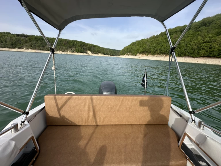 Jeanneau Leader 550 między profesjonalistami a osobami prywatnymi w La Tour-du-Meix