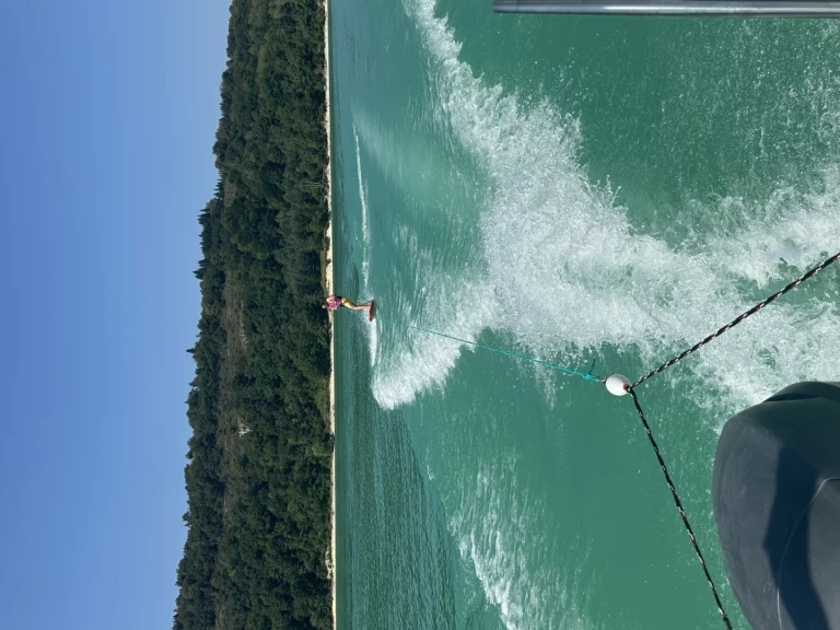 Wynajem w La Tour-du-Meix- Jeanneau Leader 550 na SamBoat