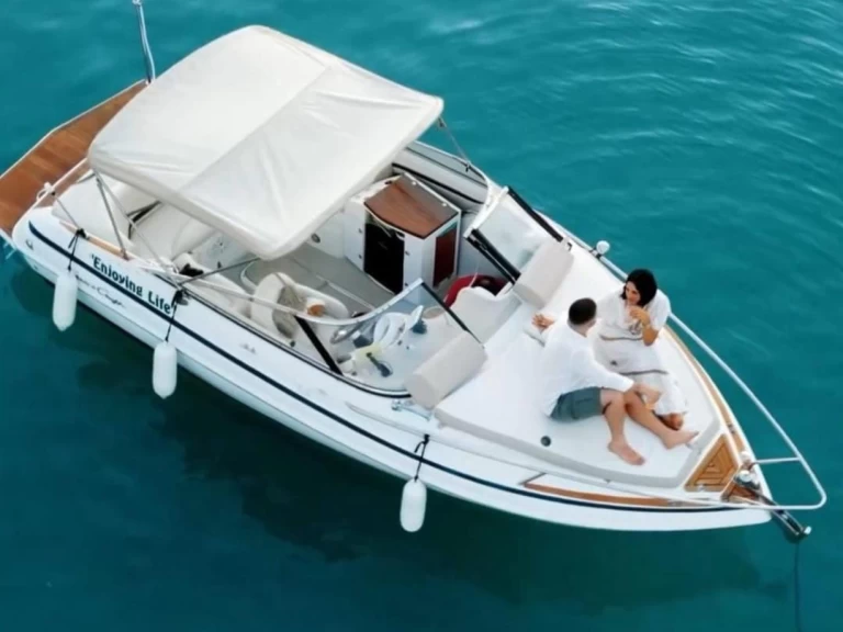 Wynajem Motorówka Chris Craft z patentem 