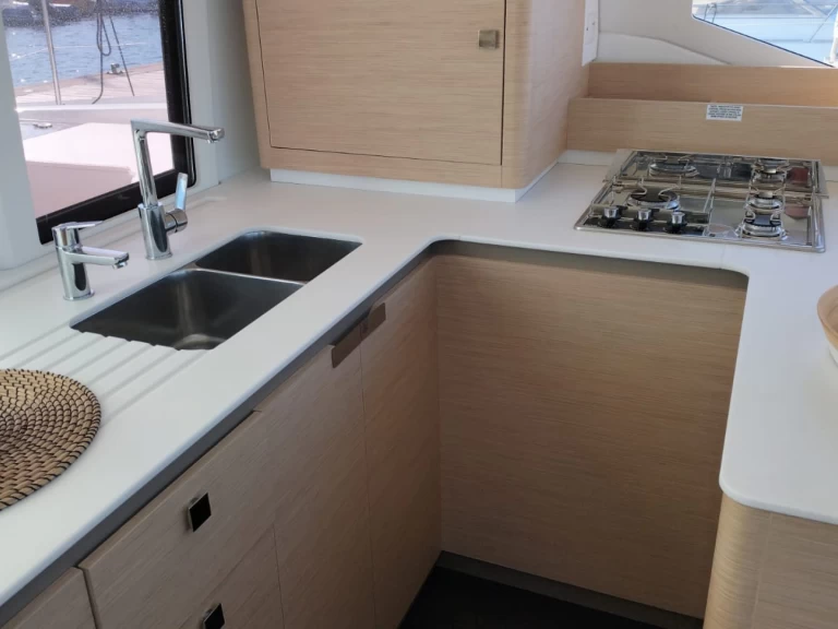 Wynajem Katamaran Fountaine Pajot z patentem 
