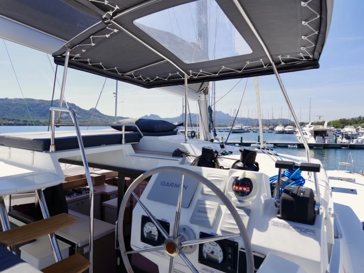 Katamaran do wynajmu w Cannigione w najlepszej cenie