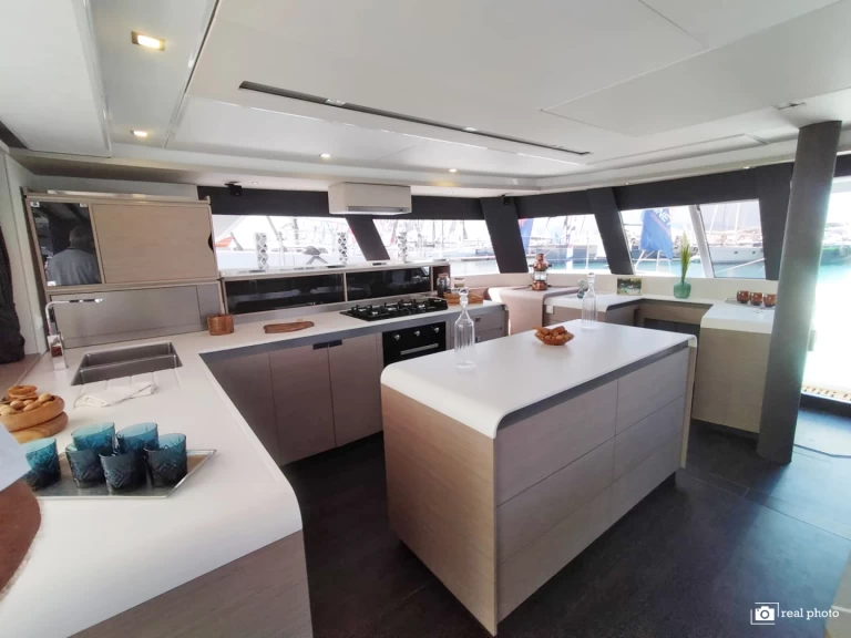 Fountaine Pajot Samana 59 między profesjonalistami a osobami prywatnymi w Castellammare di Stabia
