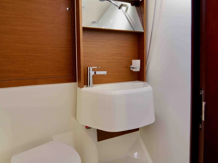 Bénéteau Oceanis 51.1 między profesjonalistami a osobami prywatnymi w Castellammare di Stabia