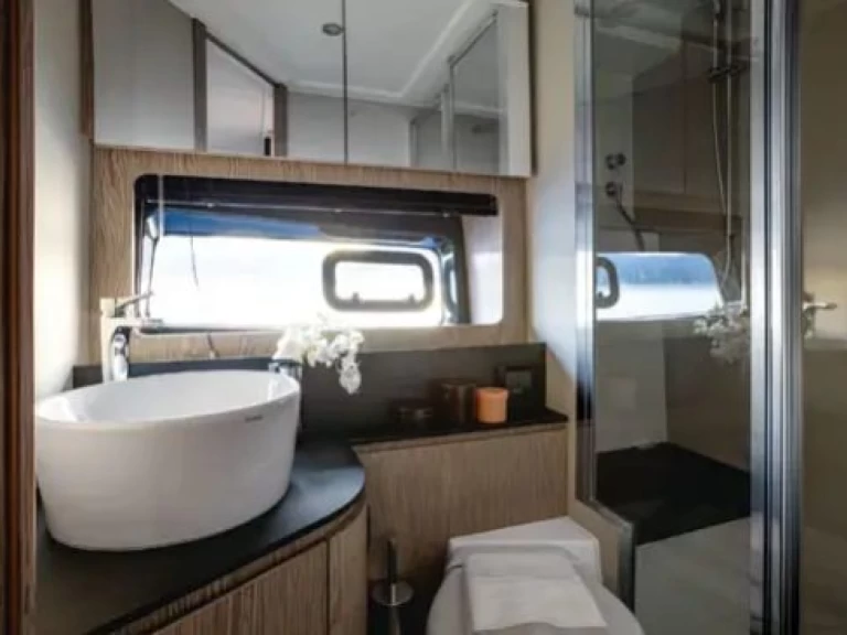 Azimut Azimut Atlantis 45 między profesjonalistami a osobami prywatnymi w Split