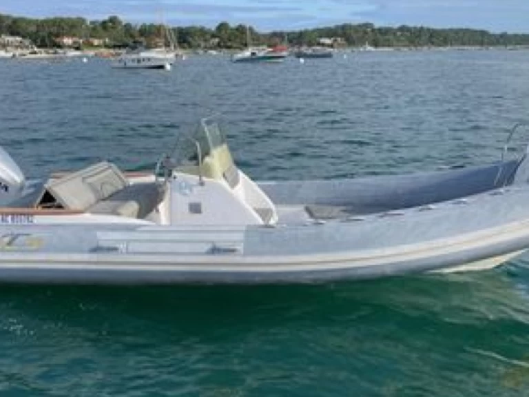 Łódż półsztywna do wynajmu w Kornić w najlepszej cenie