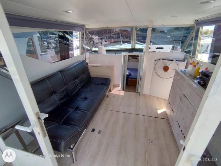 Chris Craft Corvette 37 między profesjonalistami a osobami prywatnymi w Porto Vallugola