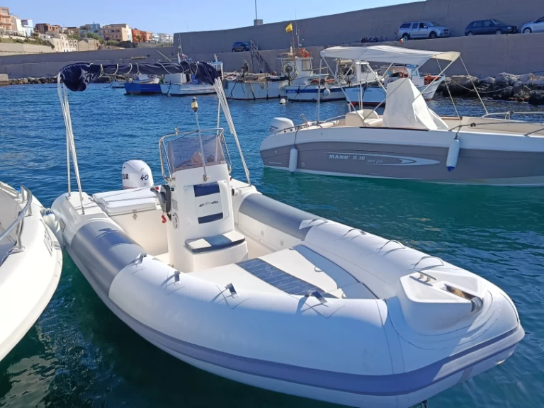 Łódż półsztywna do wynajmu w Trappeto w najlepszej cenie