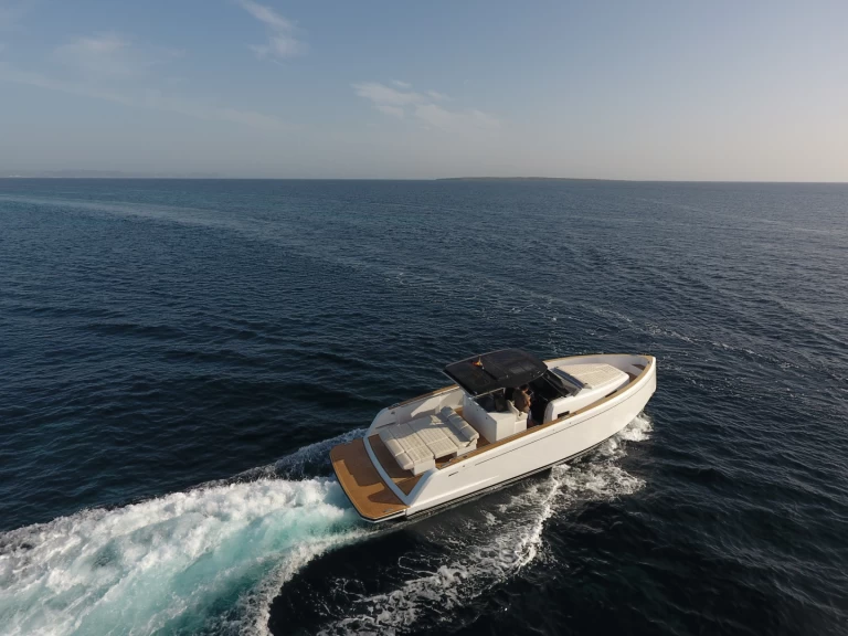 Pardo Yachts Pardo 38 między profesjonalistami a osobami prywatnymi w Ibiza Town