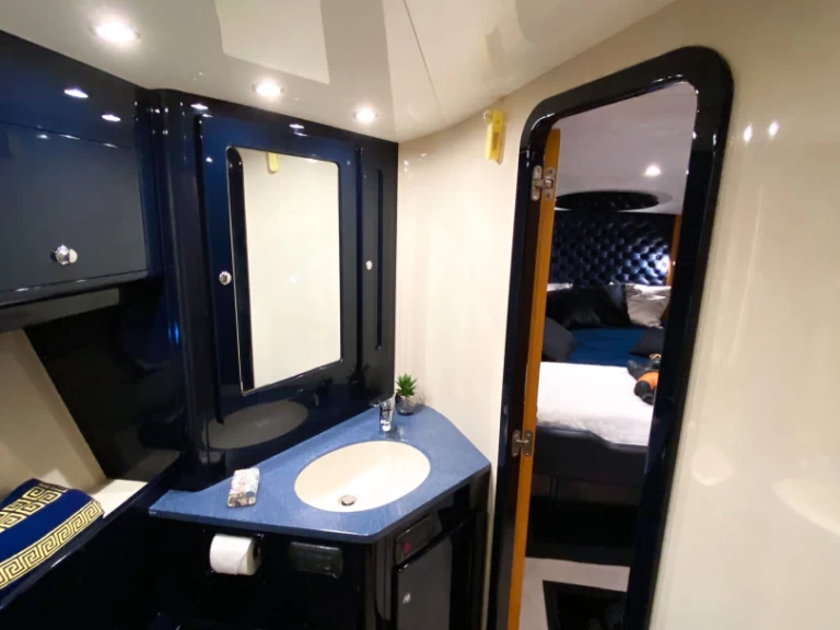 Cantieri Sarnico 45 między profesjonalistami a osobami prywatnymi w Sant Antoni de Portmany