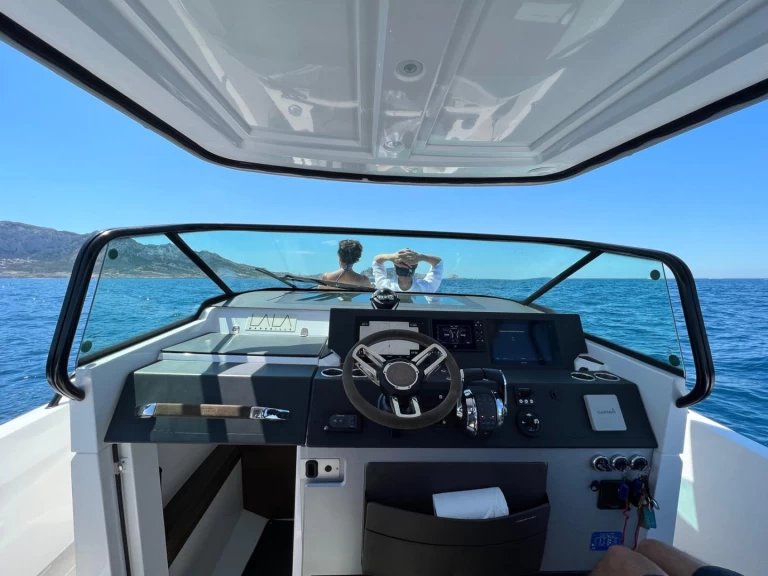 Wynajem Motorówka Axopar z patentem 