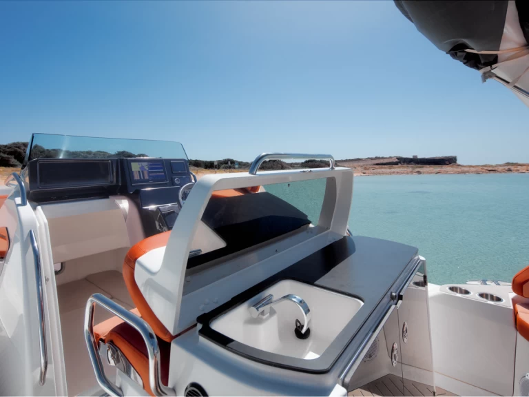 Zodiac Medline 9 między profesjonalistami a osobami prywatnymi w Marina Ibiza