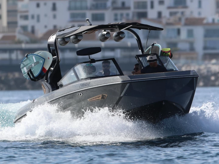 Air 45 między profesjonalistami a osobami prywatnymi w Puerto Banús