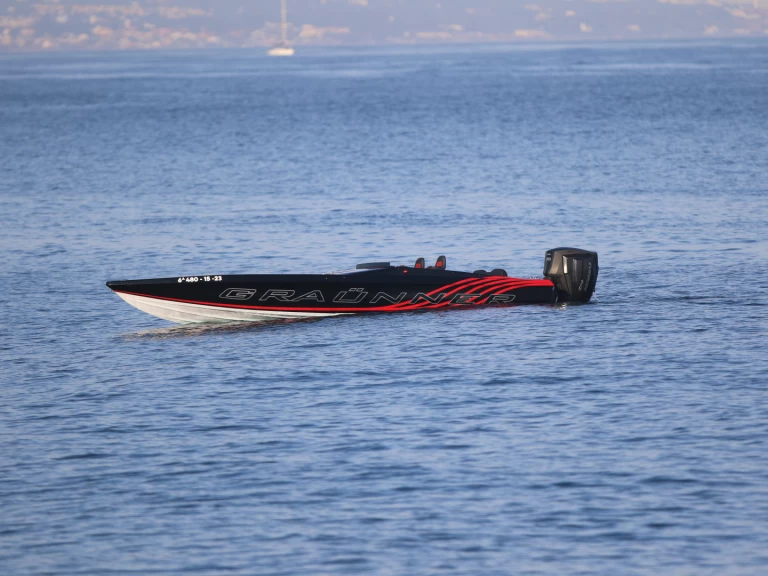 Graunner STILETTE 26 między profesjonalistami a osobami prywatnymi w Puerto Banús