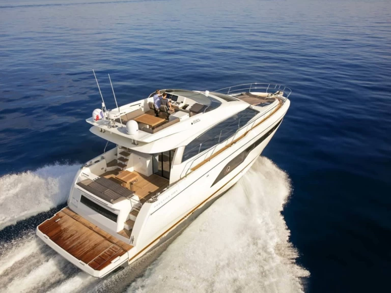 Prestige 630 między profesjonalistami a osobami prywatnymi w Port des Marines de Cogolin