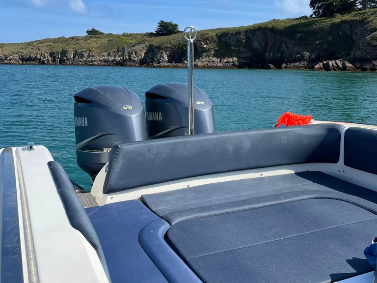 Lomac 10.5 Gran Turismo  między profesjonalistami a osobami prywatnymi w La Trinité-sur-Mer