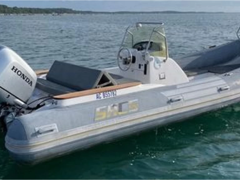 Wynajem Łódż półsztywna Sacs z patentem 