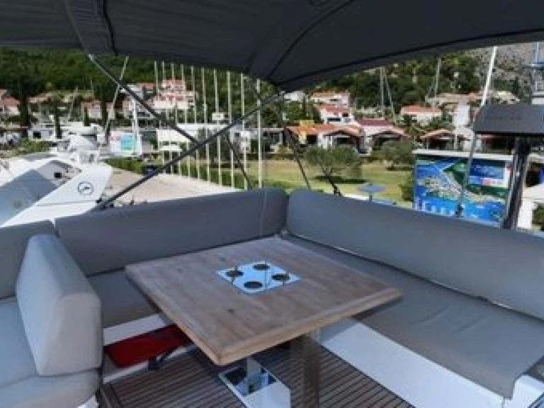 Wynajmij Jeanneau Prestige 590 w Budva
