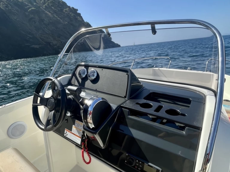 Wynajmij Quicksilver Activ 605 Open w Roses