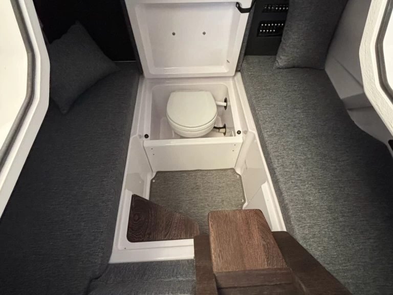 Wynajem Motorówka Axopar z patentem 