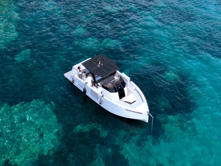 Wynajem Motorówka De Antonio Yatch z patentem 