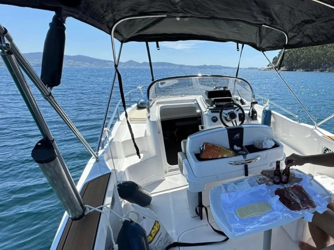 Wynajem łodzi Porto Deportivo Sanxenxo tanio SL602