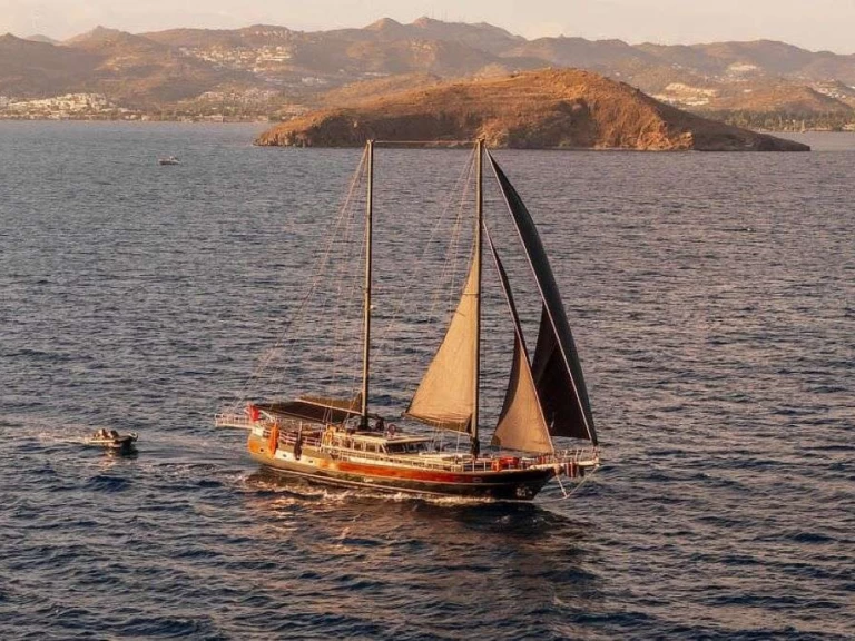 Wynajem Luksusowy jacht Custom z patentem 