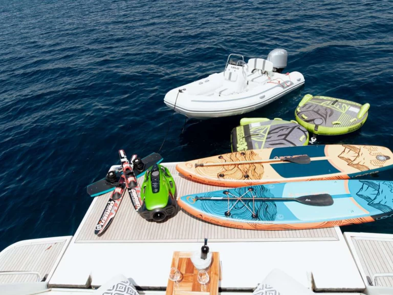 Ferretti ARGO V między profesjonalistami a osobami prywatnymi w Glyfada