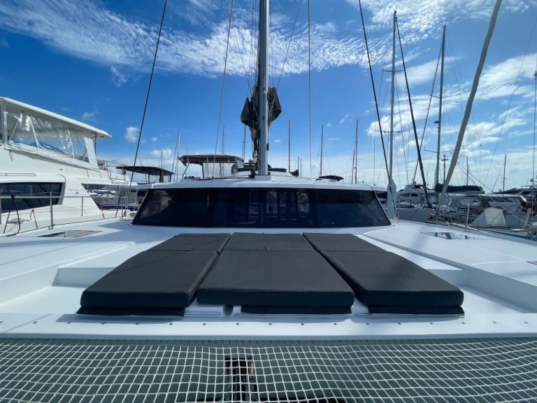 Fountaine Pajot Saona 47 między profesjonalistami a osobami prywatnymi w Ao Po