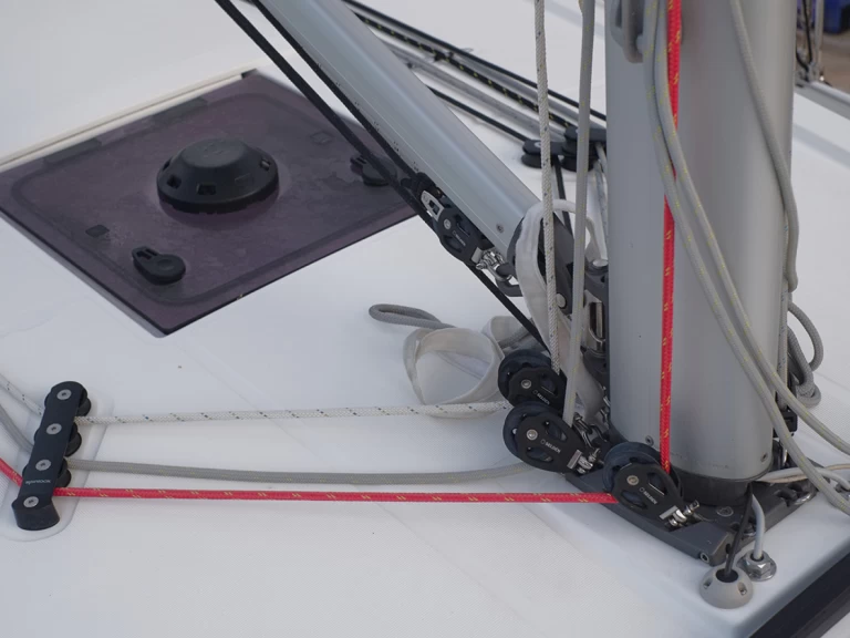 Bénéteau Oceanis 34.1 między profesjonalistami a osobami prywatnymi w Mai Khao