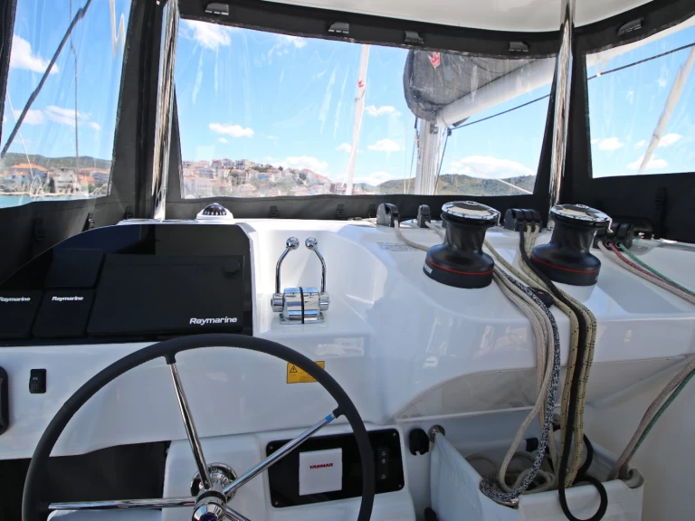 Lagoon Lagoon 43 między profesjonalistami a osobami prywatnymi w Rogoznica