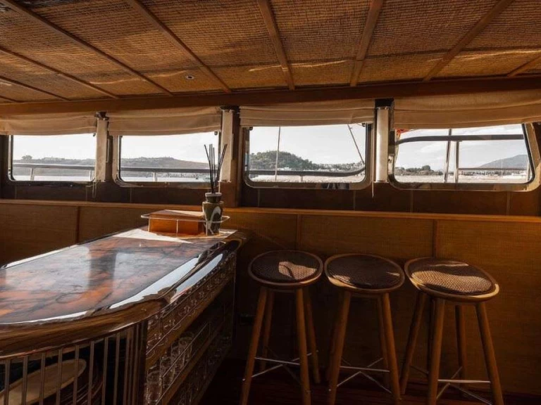 Wynajem Luksusowy jacht Custom z patentem 