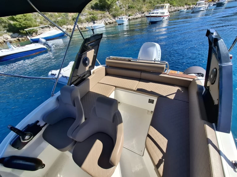 Wynajmij Barracuda Aquamax B23F w Hvar