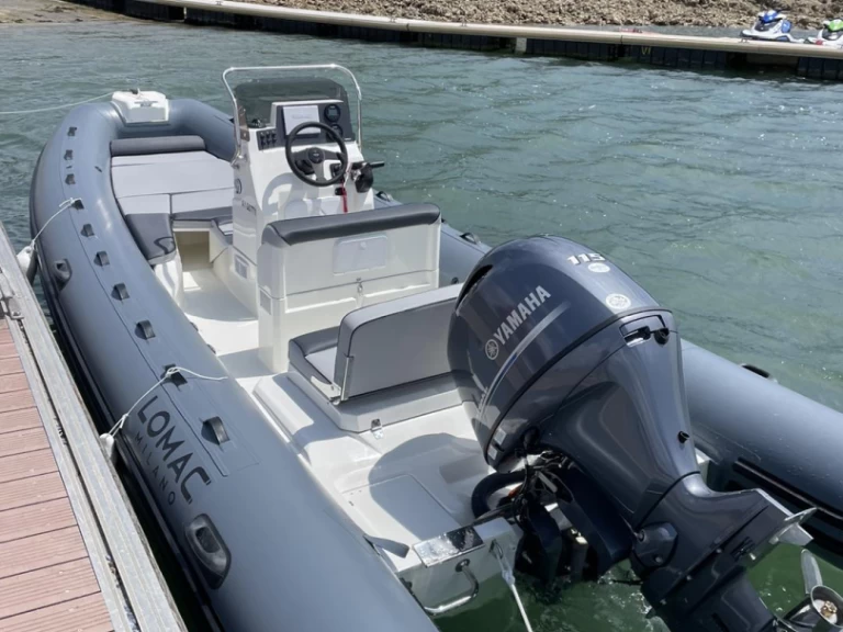 Łódż półsztywna do wynajmu w La Trinité-sur-Mer w najlepszej cenie